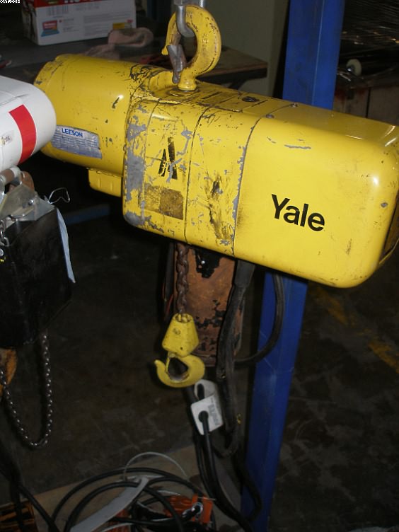 YALE 1,000 lb hoist,